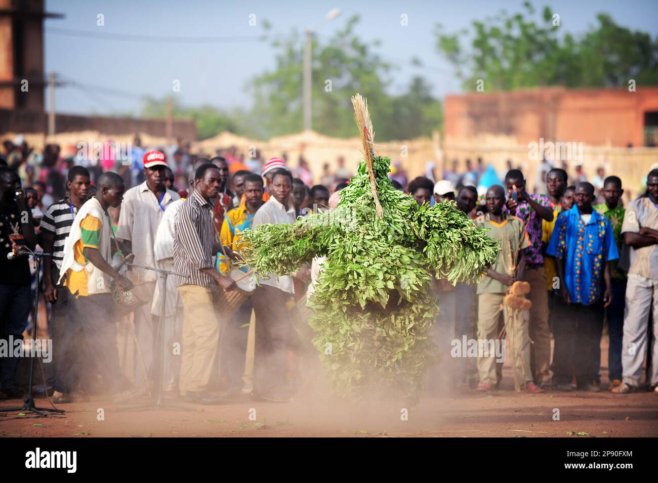Un masque de feuilles dansant pour les foules au Festival Festima à Dedougou, Burkina Faso Banque D'Images
