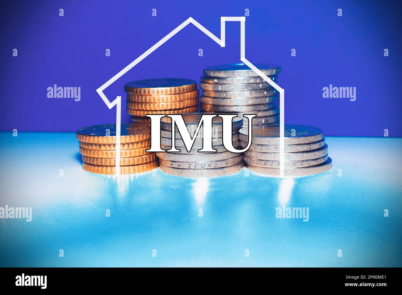 Main tenant une maison avec le signe 'IMU' concept de la taxe italienne Banque D'Images