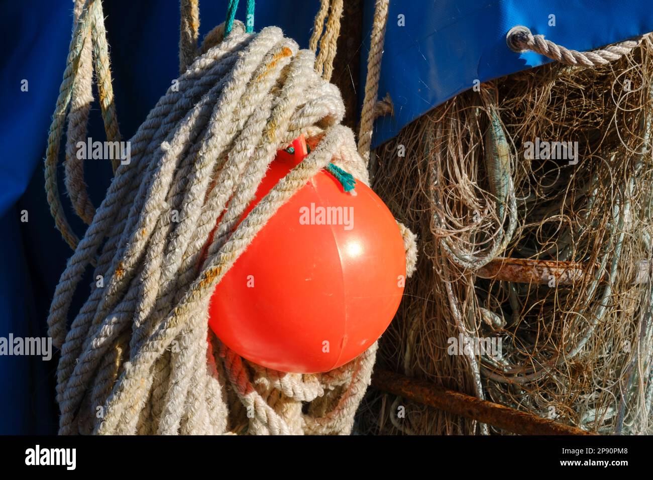 Corde avec bouée à un bateau de pêche, mer Baltique Banque D'Images