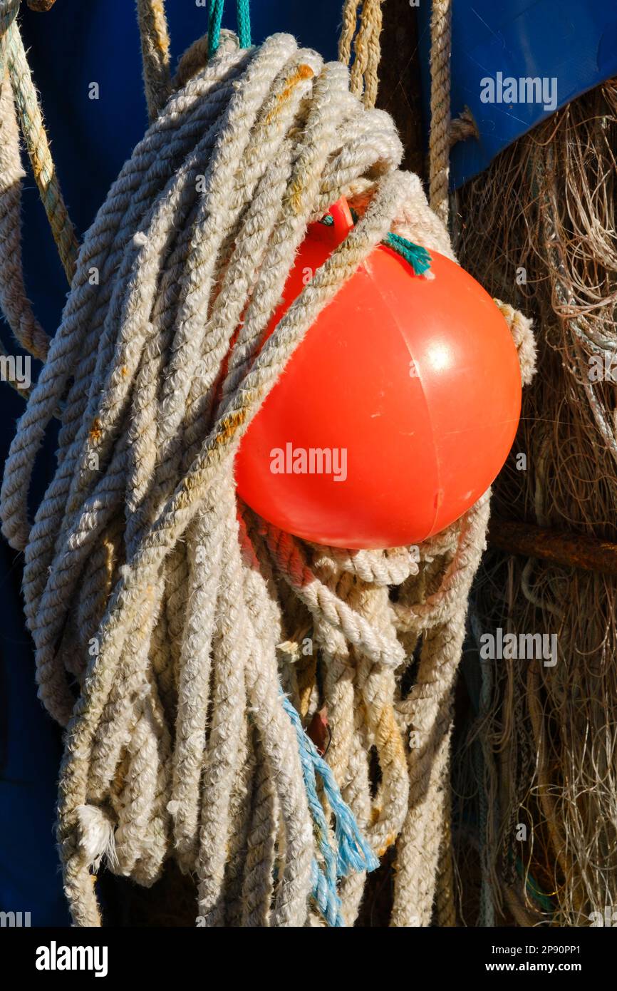 Corde avec bouée à un bateau de pêche, mer Baltique Banque D'Images