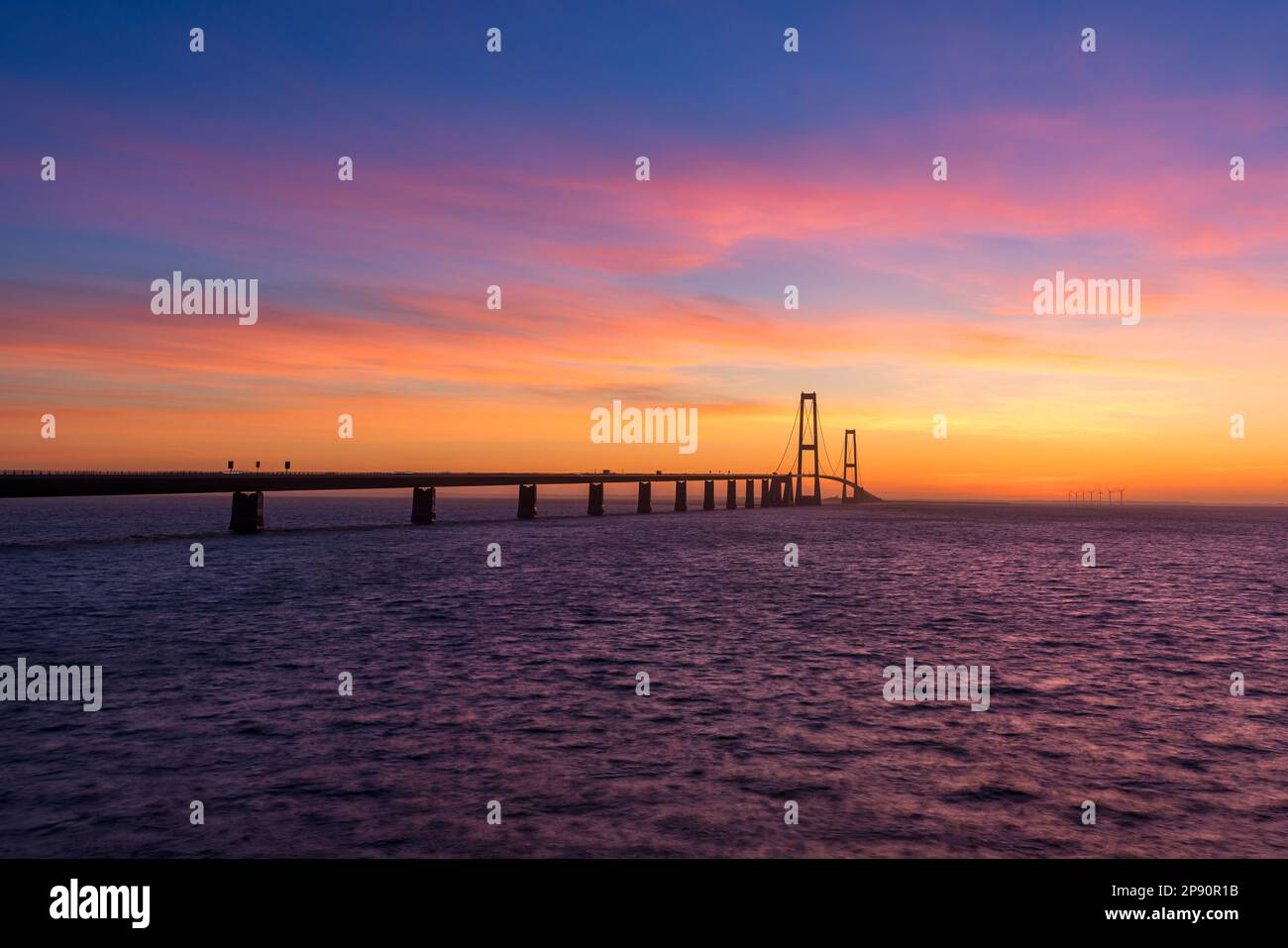 Le pont de la Grande ceinture au Danemark pendant un coucher de soleil très coloré Banque D'Images