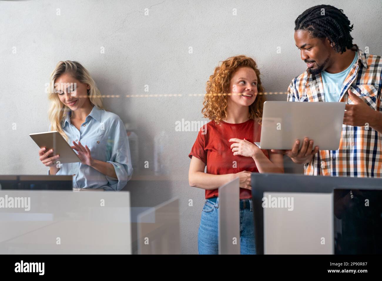 Portrait de l'équipe créative des gens d'affaires travaillant ensemble et souriant au bureau. Banque D'Images