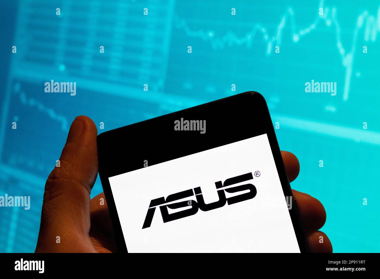 Chine. 15th févr. 2023. Dans cette illustration, le logo de la société multinationale taïwanaise de matériel informatique et de téléphone et d'électronique Asus est affiché sur un smartphone avec un graphique de l'indice boursier économique en arrière-plan. (Credit image: © Budrul Chukrut/SOPA Images via ZUMA Press Wire) USAGE ÉDITORIAL SEULEMENT! Non destiné À un usage commercial ! Banque D'Images