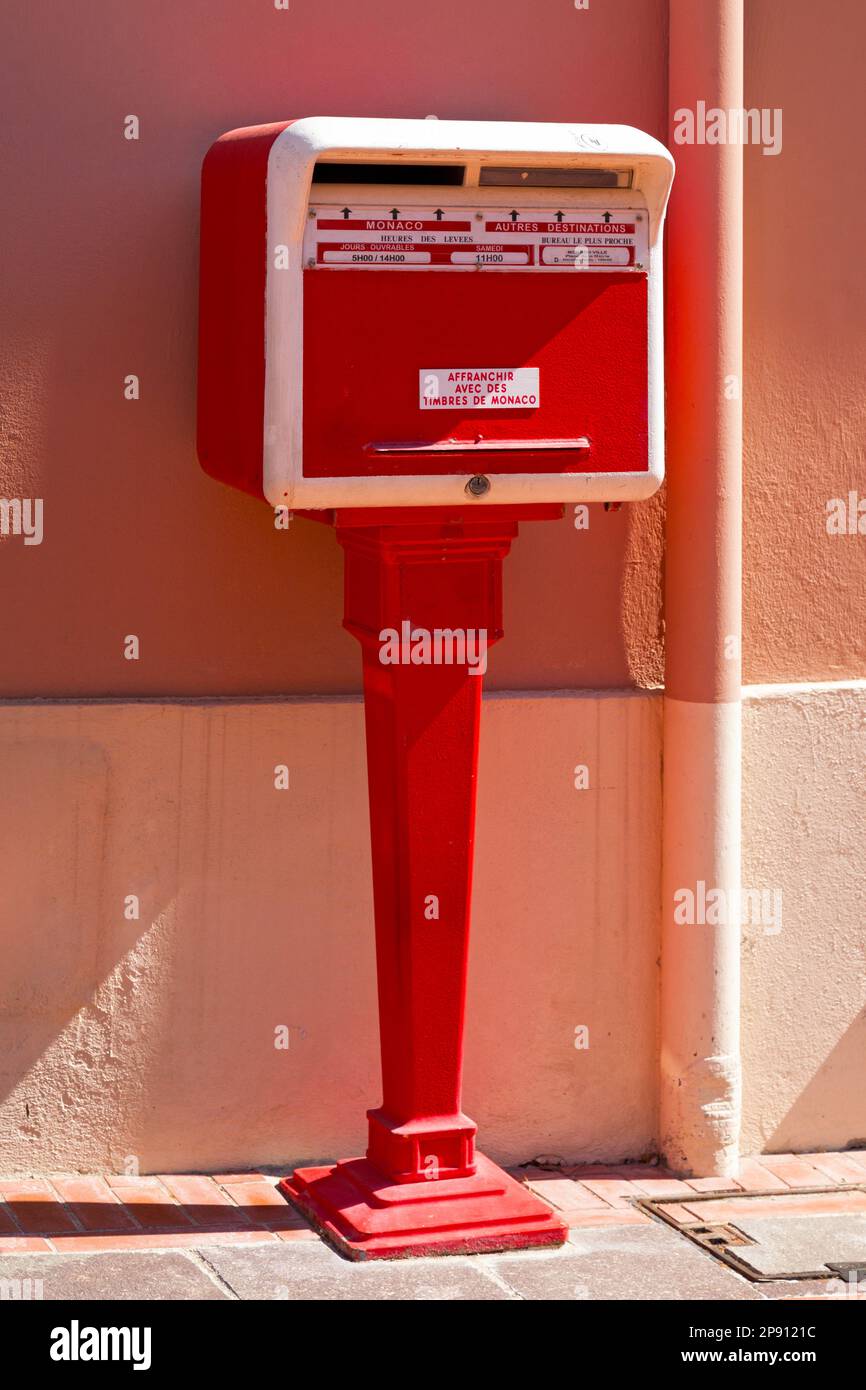 Monaco - 11 avril 2019 : boîte aux lettres rouge monégasque dans le centre-ville. Banque D'Images