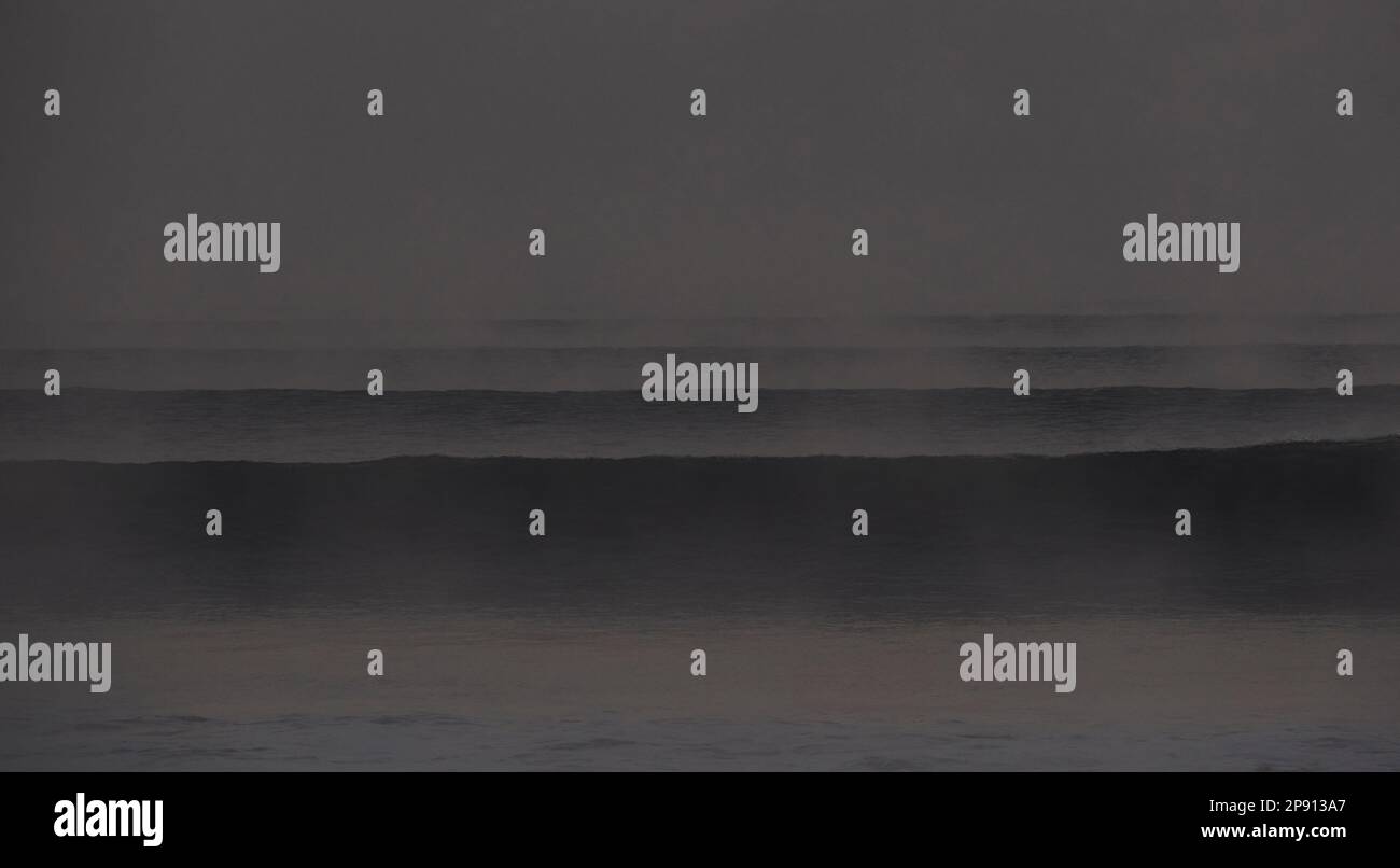 La brume marine apparaît entre les vagues lorsque les températures chutent à -5 à Westward Ho!, Devon, Royaume-Uni Banque D'Images