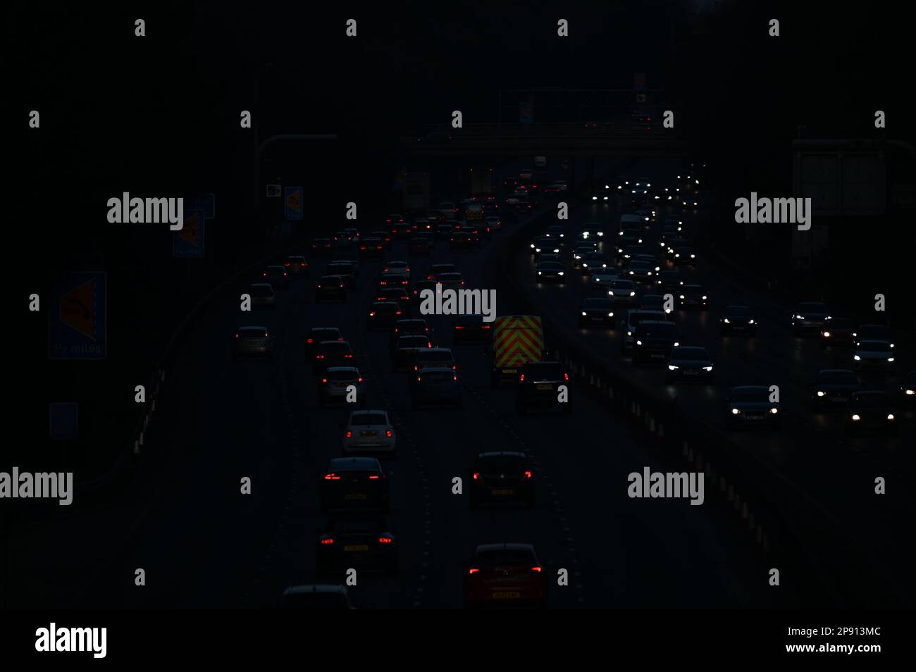 Vue nocturne de la circulation sur l'autoroute M3 entre les jonctions 3 et 4 de Surrey Banque D'Images