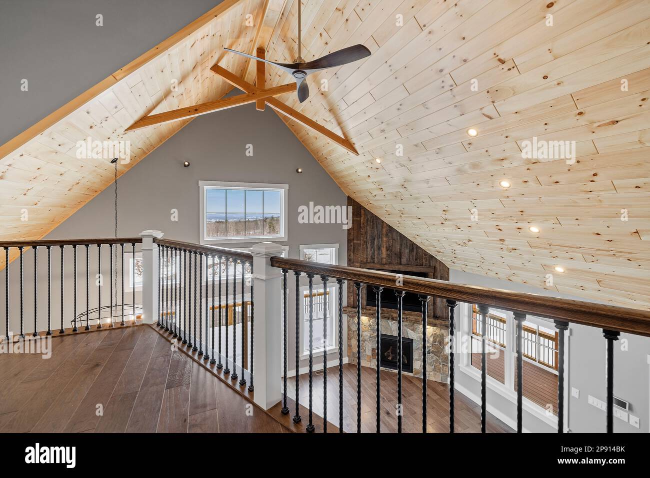 Une maison de luxe sur mesure avec des murs en bois et des plafonds au-dessus d'un ventilateur de plafond Banque D'Images