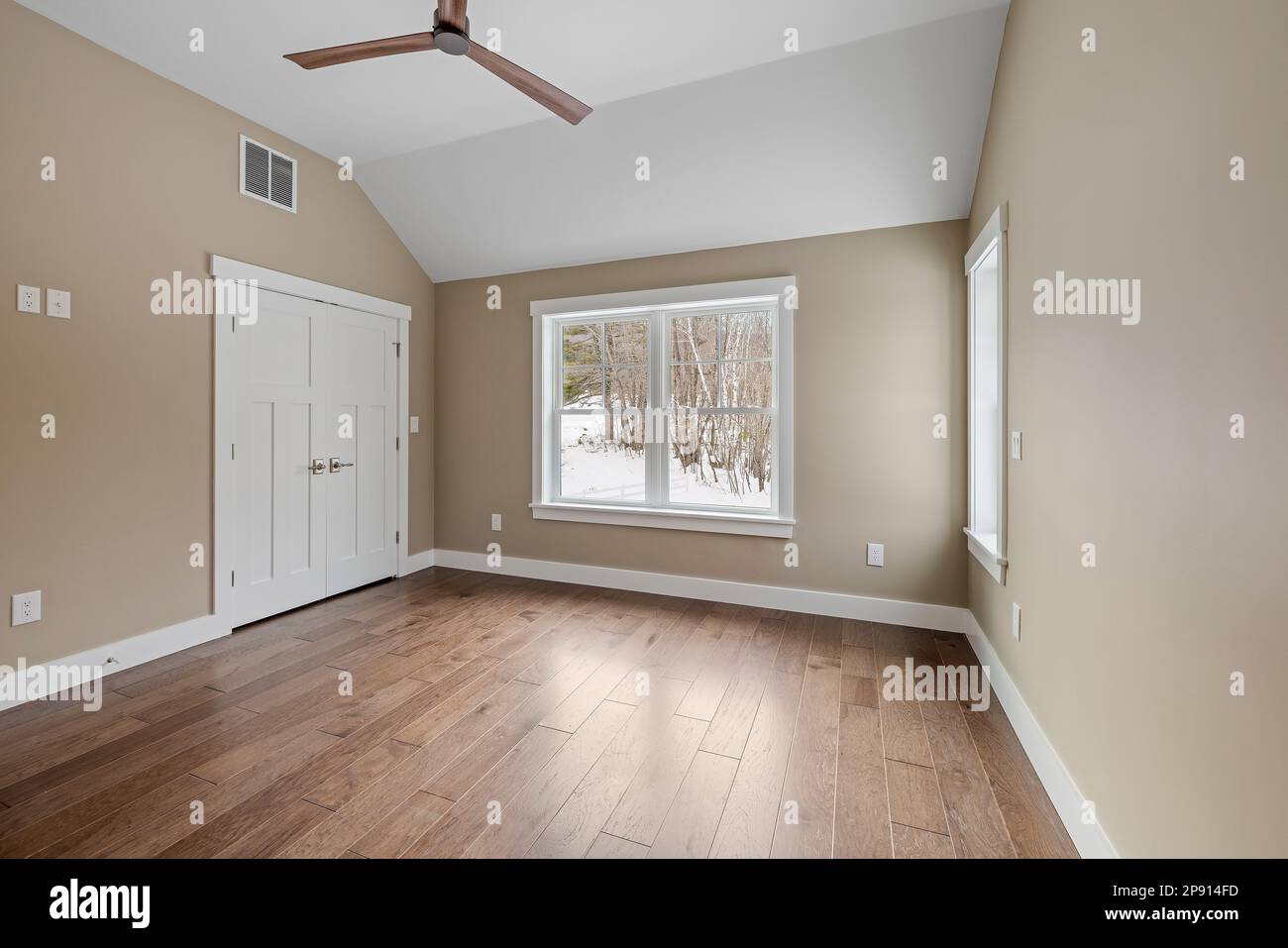 Un intérieur de salon moderne avec parquet et ventilateur de plafond Banque D'Images