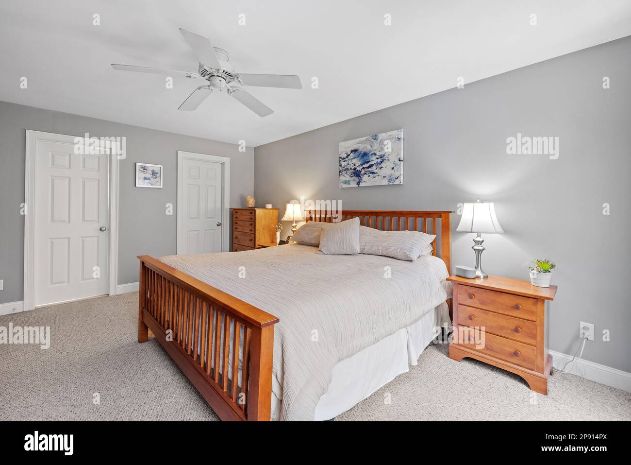 Un intérieur confortable, meublé avec un lit simple, une commode et un ventilateur de plafond Banque D'Images