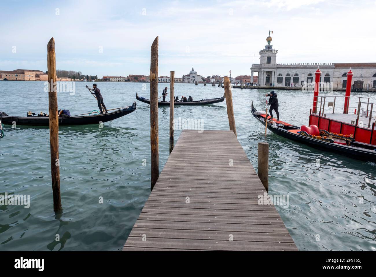 Gondoliers travaillant sur le Grand Canal à San Marco, Venise, Italie Banque D'Images