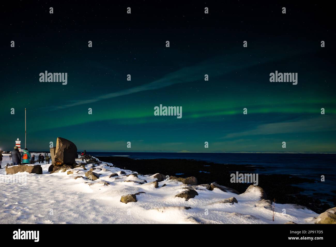 Northern Lights, ou des aurores boréales, affichage à Gardur phare, Reykanes Iceland. Banque D'Images