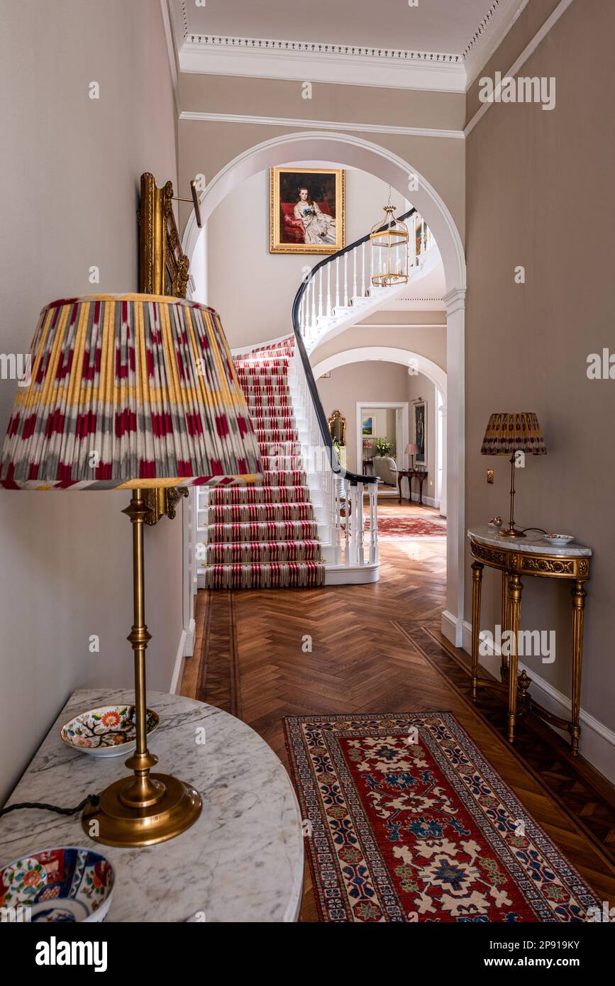 Ikat lampes dans le couloir avec escalier in18th Century Grade II classé Suffolk maison de campagne, Royaume-Uni Banque D'Images