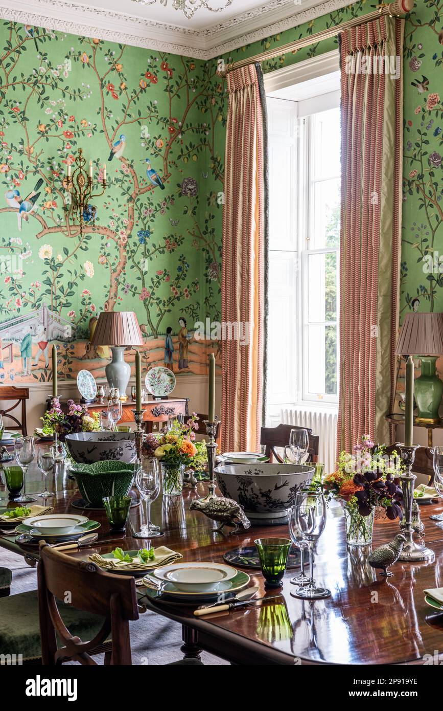 Papier peint peint peint peint à la main de Gournay avec rideaux de Colefax  et Fowler dans la salle à manger du 18th Century Grade II classé Suffolk  Country House, Royaume-Uni Photo