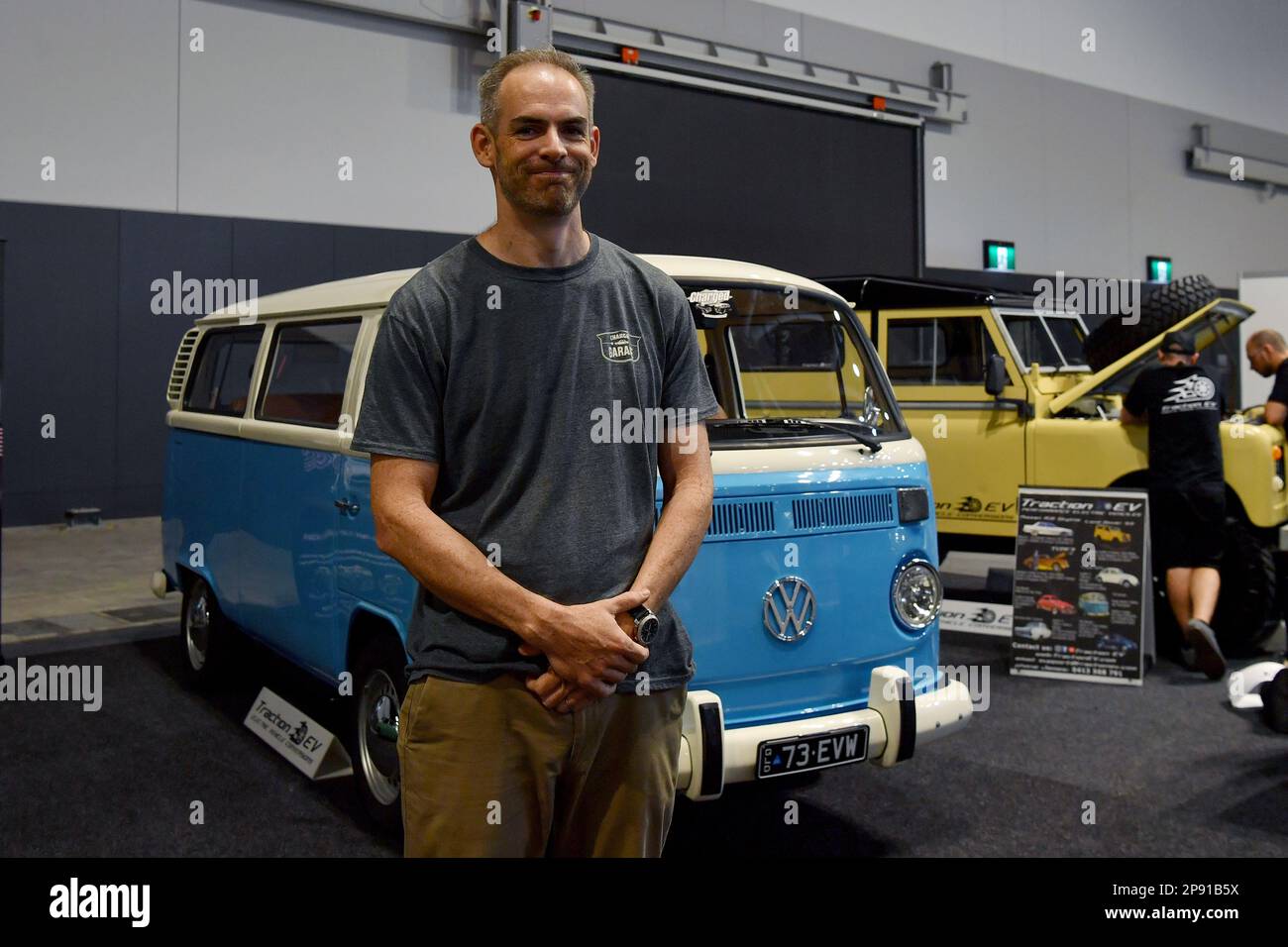 Tim Harrison pose avec son Volkswagen Combi 1973, qui a une conversion ...
