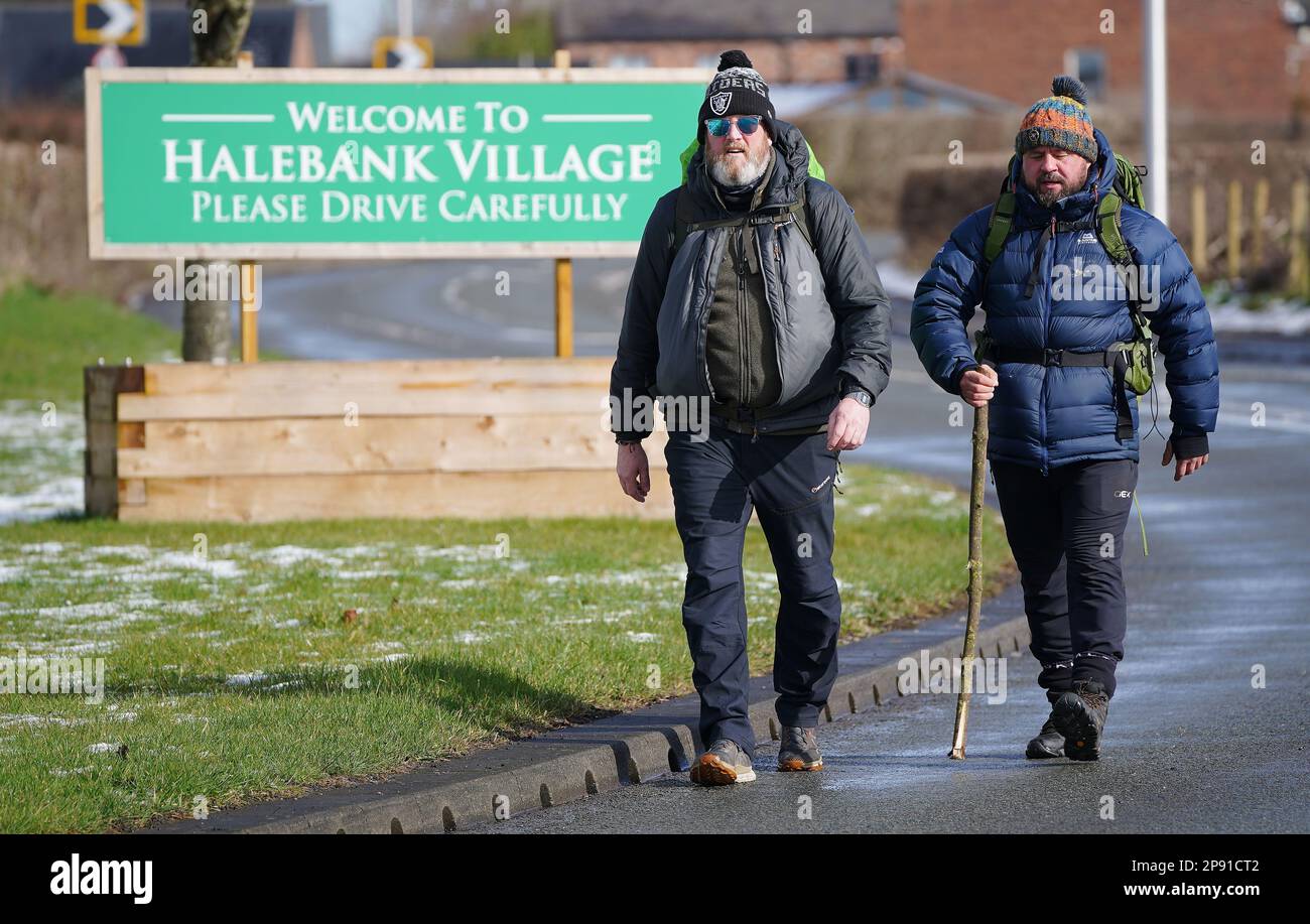 Tim Edwards (à gauche), le père d'elle Edwards assassinée, avec le comédien John May dans le village de Halebank, Merseyside, Sur une promenade du Land's End à John O'Groats pour sensibiliser le public au programme Weapons Down Gloves Up - une initiative de boxe visant à faire sortir les jeunes de la rue et aux mettre en emploi. Le comédien, qui a commencé à la fin de Land sur 26 janvier, a été rejoint par M. Edwards à Worcester, et le couple terminera le voyage ensemble. Date de la photo: Vendredi 10 mars 2023. Banque D'Images