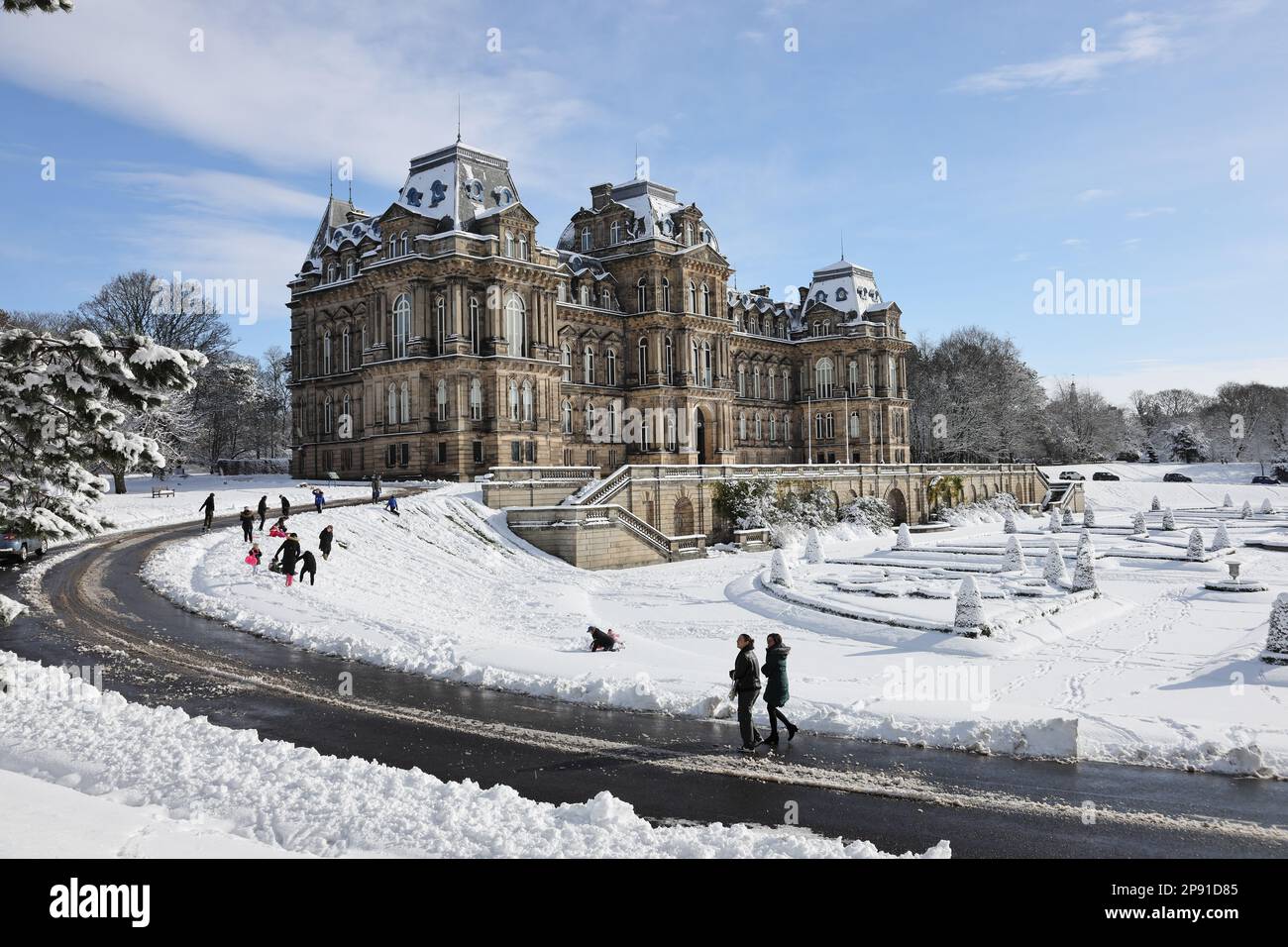 Musée Bowes, Château de Barnard, comté de Durham, Royaume-Uni. 10th mars 2023. Météo Royaume-Uni. Avec de nombreuses écoles fermées en raison du temps, les familles s'amusent dans la neige sur le terrain du musée Bowes à Barnard ce matin. Crédit : David Forster/Alamy Live News Banque D'Images