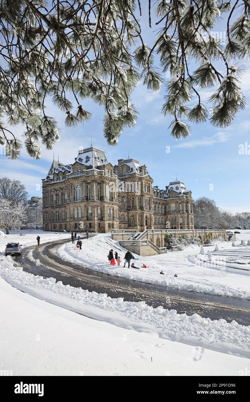 Musée Bowes, Château de Barnard, comté de Durham, Royaume-Uni. 10th mars 2023. Météo Royaume-Uni. Avec de nombreuses écoles fermées en raison du temps, les familles s'amusent dans la neige sur le terrain du musée Bowes à Barnard ce matin. Crédit : David Forster/Alamy Live News Banque D'Images