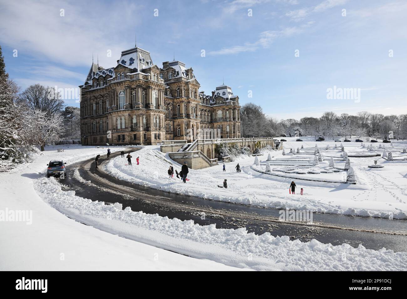 Musée Bowes, Château de Barnard, comté de Durham, Royaume-Uni. 10th mars 2023. Météo Royaume-Uni. Avec de nombreuses écoles fermées en raison du temps, les familles s'amusent dans la neige sur le terrain du musée Bowes à Barnard ce matin. Crédit : David Forster/Alamy Live News Banque D'Images