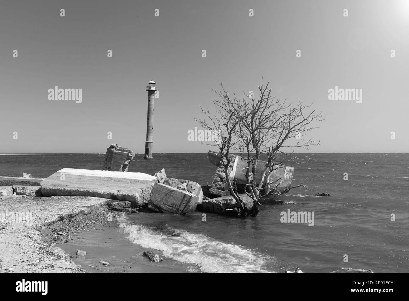 Phare abandonné à l'eau de mer dans l'île Saarema en Estonie Banque D'Images