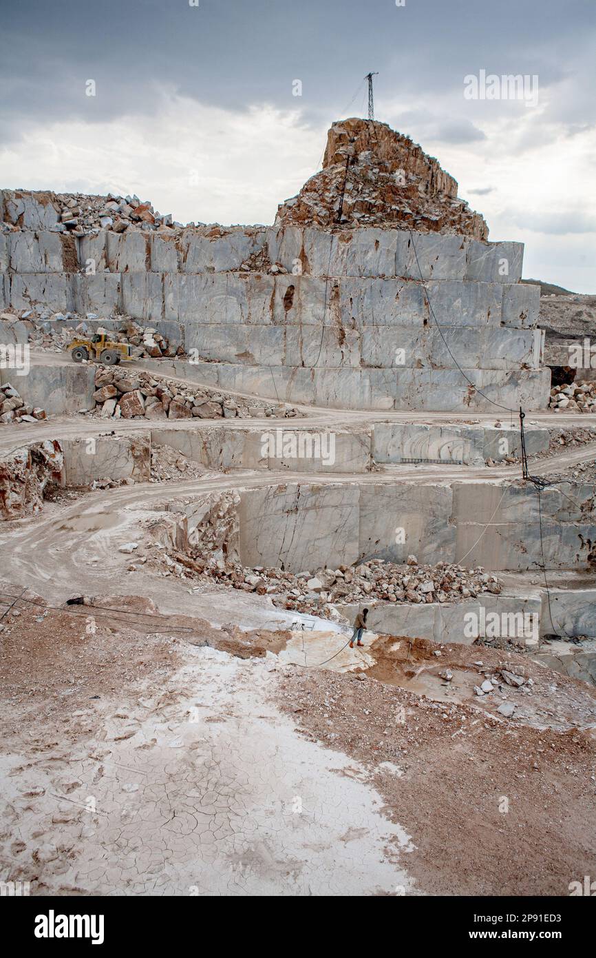 Les travaux d'irrigation sont effectués dans la zone à couper. Les carrières d'Iscehisar (ancien Dokimeion) dans le centre de Phrygia étaient une source importante de marbre blanc et de marbre violet appelé pavonazzetto. Les carrières étaient contrôlées par l'État romain mais cela ne signifie pas que tout le marbre trouvé ici était contrôlé par l'État. Le marbre blanc de ces carrières était principalement utilisé pour les sarcophages et les statues localement, bien que ces objets aient parfois été exportés. Toutefois, le pavonazzetto, qui se trouvait à Iscehisar, a été largement exporté, principalement à Rome. Banque D'Images