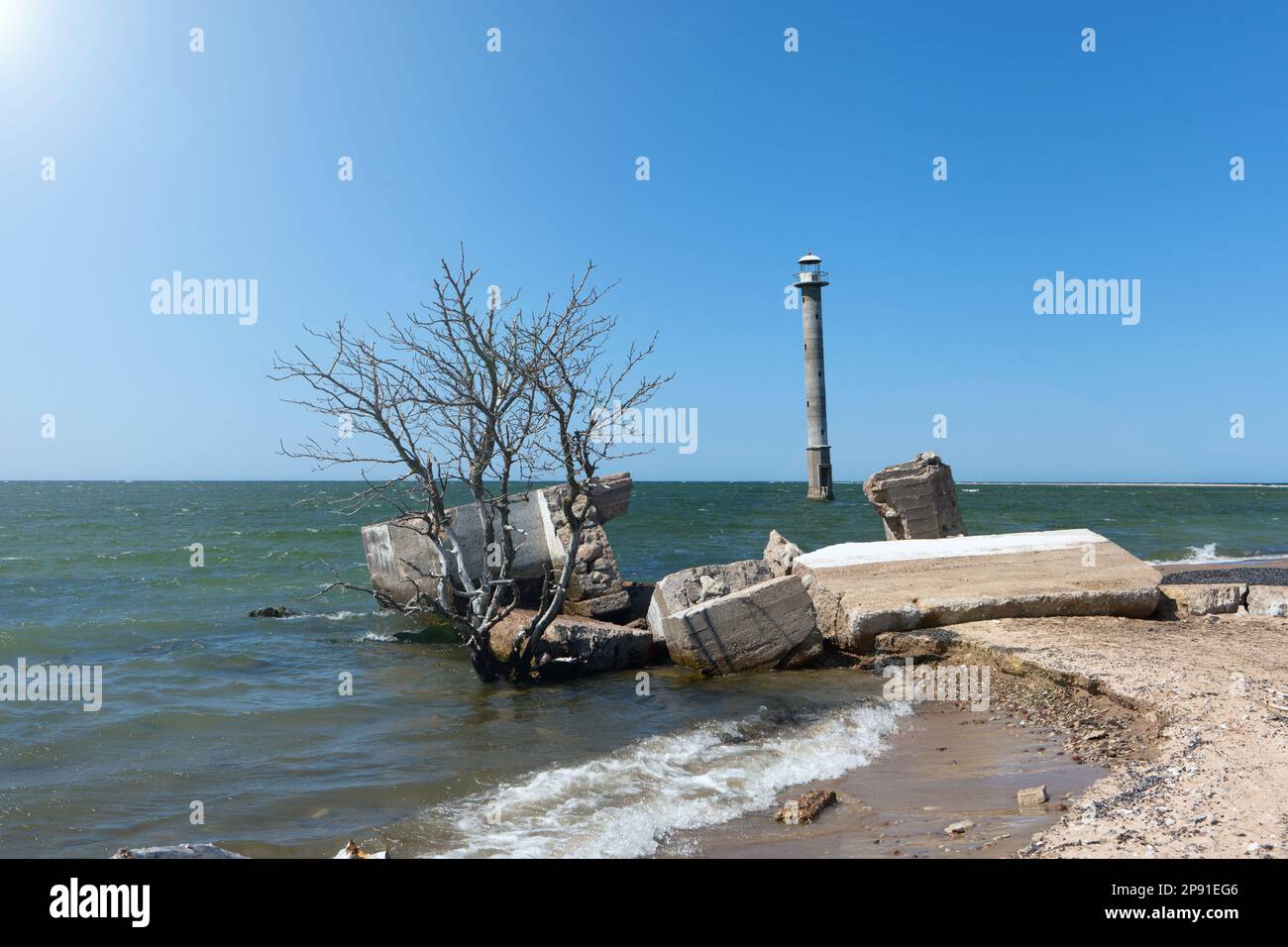 Phare abandonné à l'eau de mer dans l'île Saarema en Estonie. jour d'été ensoleillé Banque D'Images