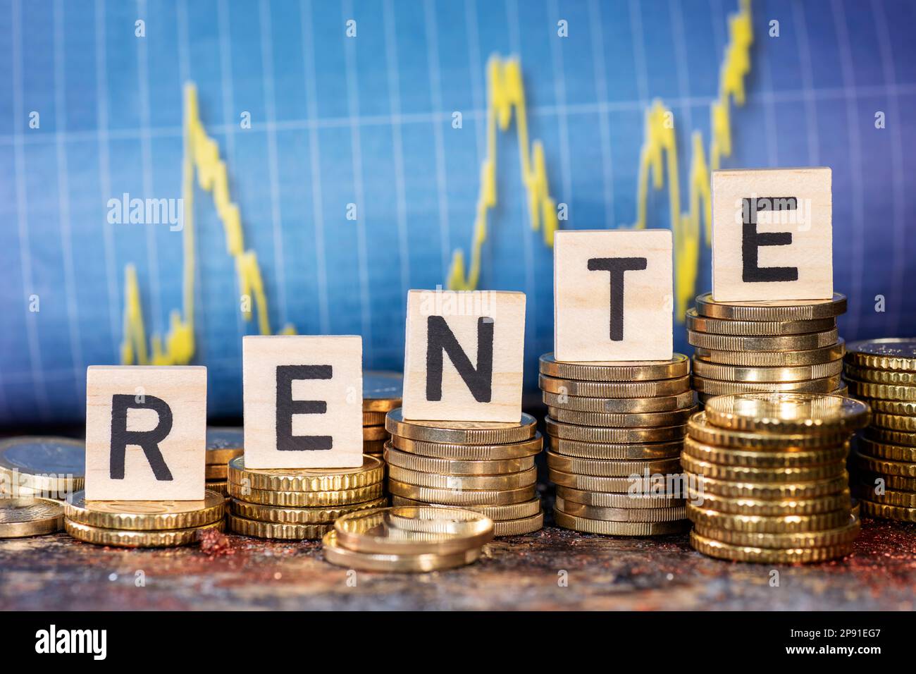 Plusieurs piles de pièces de monnaie et la pension à terme et un tableau avec courbe ascendante. Banque D'Images