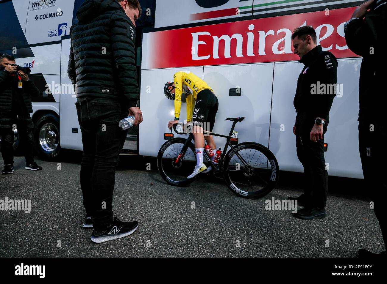 Colle-sur-Loup, France, vendredi 10 mars 2023. Slovène Tadej Pogacar des  Émirats de l'équipe des Émirats arabes Unis revient dans le bus avant la  phase 6 de l'édition 81st de la course Paris-Nice