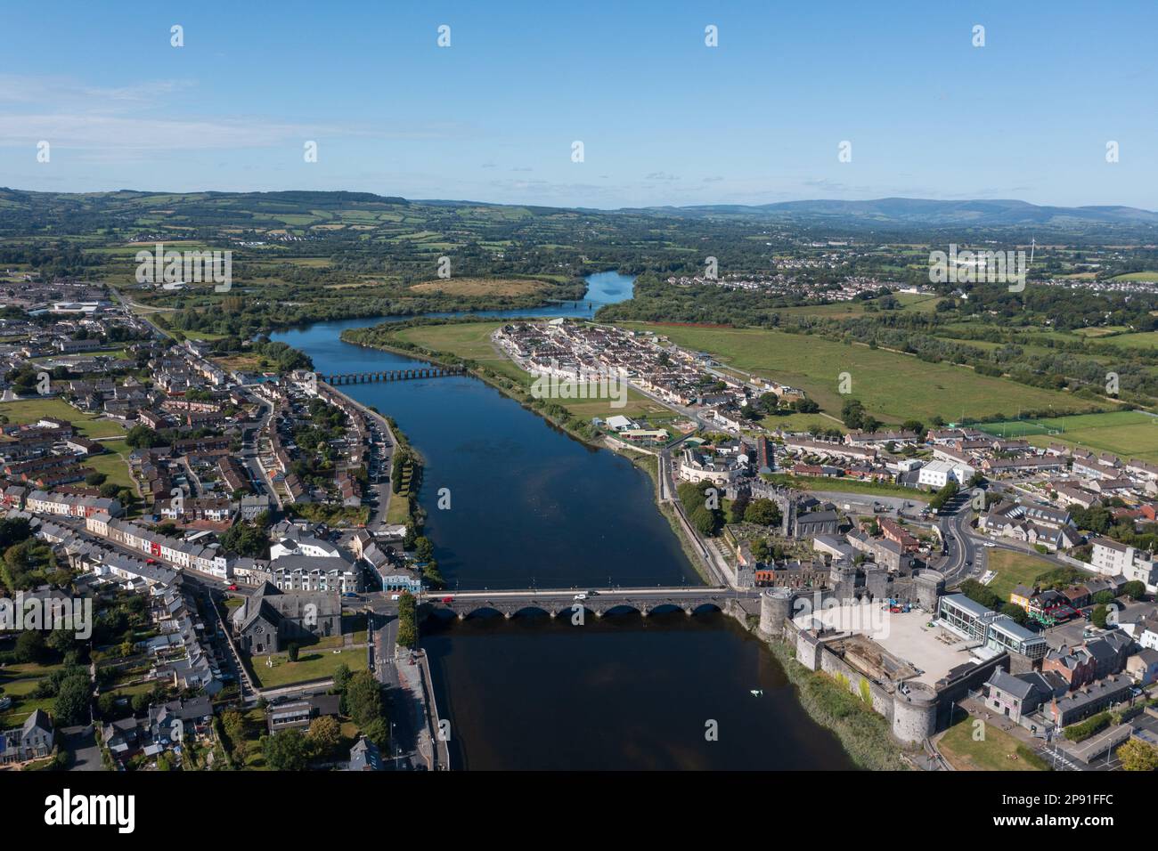 Vue aérienne du centre-ville de Limerick avec la rivière Shannon au milieu. Photo prise pendant une journée d'été très ensoleillée. Banque D'Images