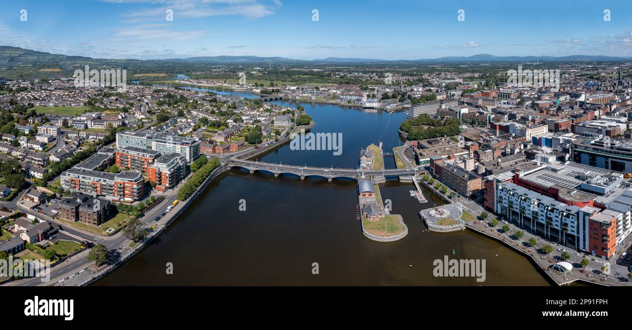 Vue aérienne du centre-ville de Limerick avec la rivière Shannon au milieu. Photo prise pendant une journée d'été très ensoleillée. Banque D'Images