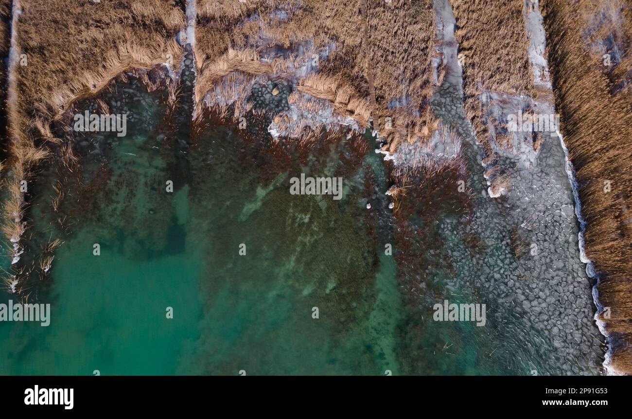Vue aérienne sur un lac verdoyant entouré de roseaux. Paysage d'hiver. Vue de drone. Banque D'Images