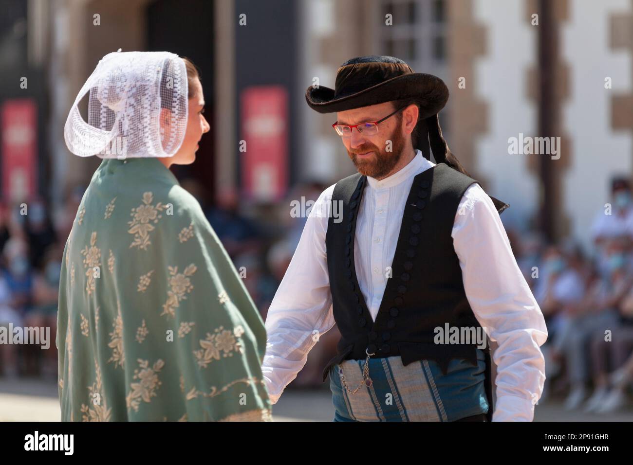 Traditional breton costume Banque de photographies et d images a haute resolution Alamy