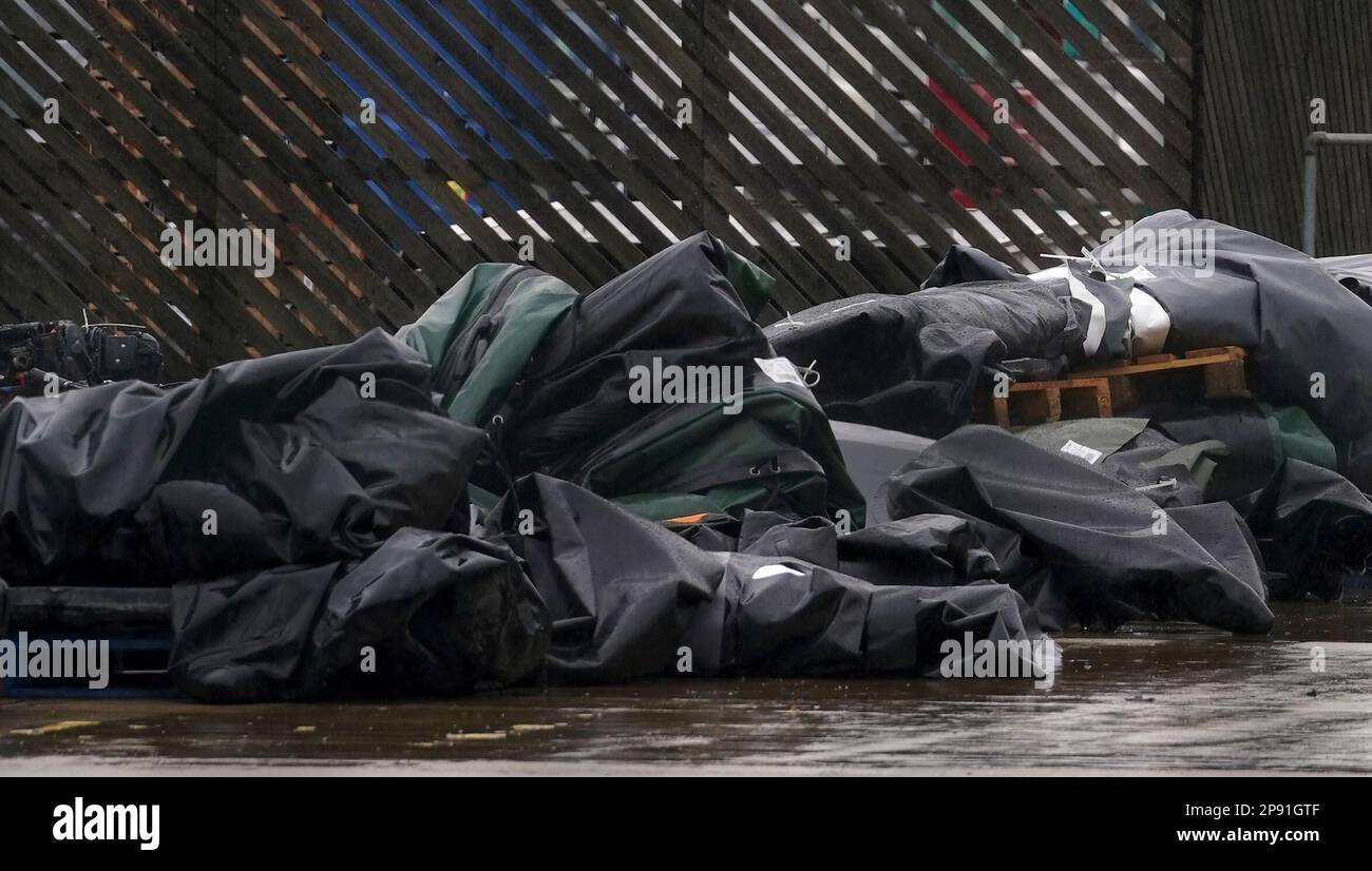Une vue des petits bateaux et des moteurs utilisés pour traverser la Manche par des personnes considérées comme des migrants dans un entrepôt de Douvres, dans le Kent. Le Premier ministre Rishi Sunak et le président français Emmanuel Macron se sont réunis vendredi à Paris pour discuter des moyens d’empêcher les migrants de traverser illégalement la Manche. Ils devraient s’appuyer sur un accord annoncé en novembre, le Royaume-Uni acceptant à l’automne de fournir £63 millions à Paris pour tenter de réprimer les gangs. Date de la photo: Vendredi 10 mars 2023. Banque D'Images