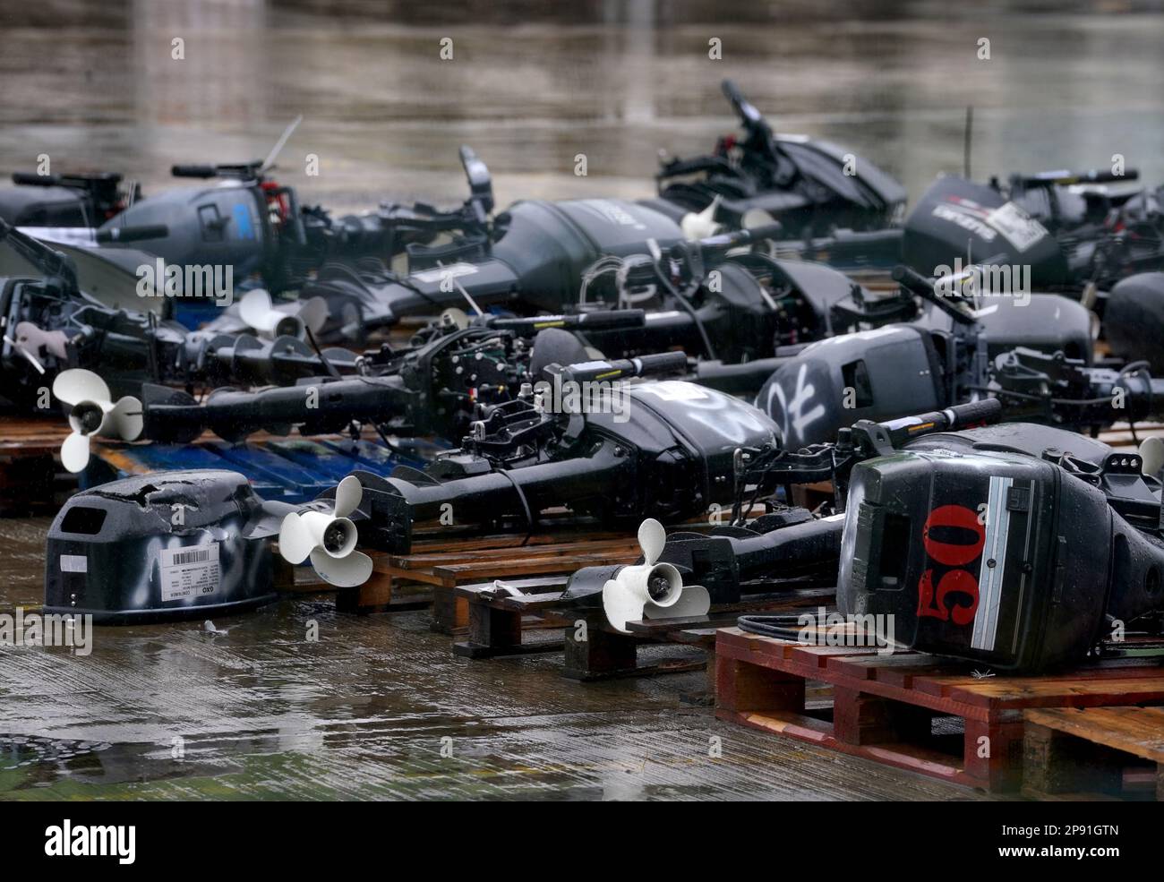 Une vue des petits bateaux et des moteurs utilisés pour traverser la Manche par des personnes considérées comme des migrants dans un entrepôt de Douvres, dans le Kent. Le Premier ministre Rishi Sunak et le président français Emmanuel Macron se sont réunis vendredi à Paris pour discuter des moyens d’empêcher les migrants de traverser illégalement la Manche. Ils devraient s’appuyer sur un accord annoncé en novembre, le Royaume-Uni acceptant à l’automne de fournir £63 millions à Paris pour tenter de réprimer les gangs. Date de la photo: Vendredi 10 mars 2023. Banque D'Images