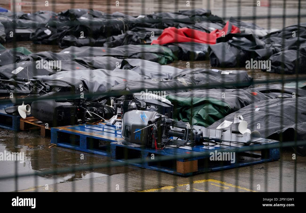 Une vue des petits bateaux et des moteurs utilisés pour traverser la Manche par des personnes considérées comme des migrants dans un entrepôt de Douvres, dans le Kent. Le Premier ministre Rishi Sunak et le président français Emmanuel Macron se sont réunis vendredi à Paris pour discuter des moyens d’empêcher les migrants de traverser illégalement la Manche. Ils devraient s’appuyer sur un accord annoncé en novembre, le Royaume-Uni acceptant à l’automne de fournir £63 millions à Paris pour tenter de réprimer les gangs. Date de la photo: Vendredi 10 mars 2023. Banque D'Images