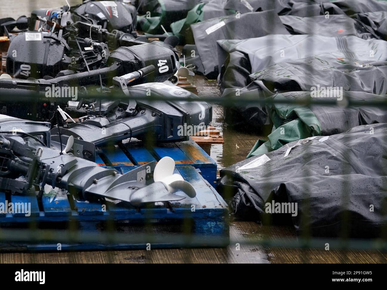Une vue des petits bateaux et des moteurs utilisés pour traverser la Manche par des personnes considérées comme des migrants dans un entrepôt de Douvres, dans le Kent. Le Premier ministre Rishi Sunak et le président français Emmanuel Macron se sont réunis vendredi à Paris pour discuter des moyens d’empêcher les migrants de traverser illégalement la Manche. Ils devraient s’appuyer sur un accord annoncé en novembre, le Royaume-Uni acceptant à l’automne de fournir £63 millions à Paris pour tenter de réprimer les gangs. Date de la photo: Vendredi 10 mars 2023. Banque D'Images