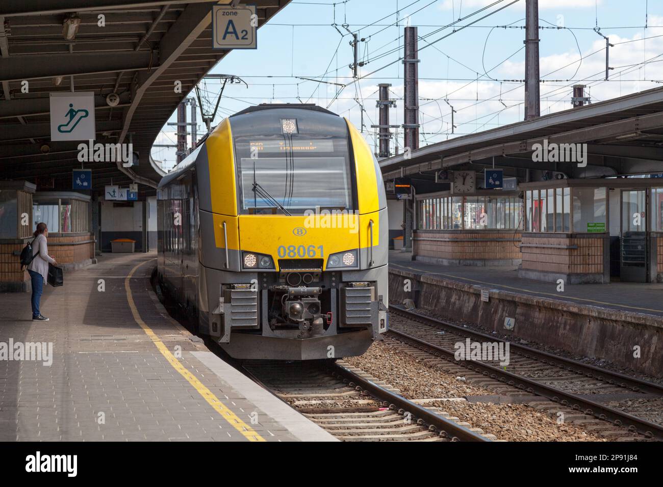 Bruxelles, Belgique - 02 juillet 2019: Train Desiro Siemens opétaté par la SNCB arrivant à la gare Bruxelles-Sud (Français: Gare de Bruxelles- Banque D'Images