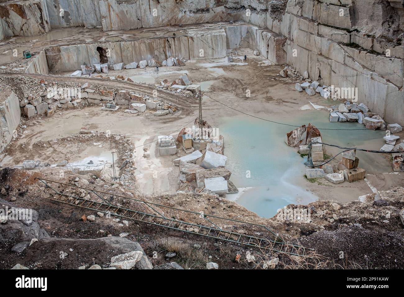 13 mars 2014, Afyonkarahisar, scehisar, Turquie : l'eau s'accumule dans les fosses formées dans le site minier. Les carrières d'Iscehisar (ancien Dokimeion) dans le centre de Phrygia étaient une source importante de marbre blanc et de marbre violet appelé pavonazzetto. Les carrières étaient contrôlées par l'État romain mais cela ne signifie pas que tout le marbre trouvé ici était contrôlé par l'État. Le marbre blanc de ces carrières était principalement utilisé pour les sarcophages et les statues localement, bien que ces objets aient parfois été exportés. Le pavonazzetto se trouvant à Iscehisar, cependant, a été largement exporté, Banque D'Images