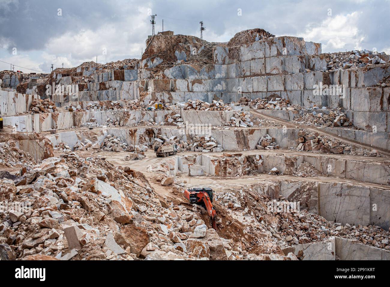 13 mars 2014, Afyonkarahisar, scehisar, Turquie: L'équipement de construction sépare les déchets et les blocs de valeur sur le chantier. Les carrières d'Iscehisar (ancien Dokimeion) dans le centre de Phrygia étaient une source importante de marbre blanc et de marbre violet appelé pavonazzetto. Les carrières étaient contrôlées par l'État romain mais cela ne signifie pas que tout le marbre trouvé ici était contrôlé par l'État. Le marbre blanc de ces carrières était principalement utilisé pour les sarcophages et les statues localement, bien que ces objets aient parfois été exportés. Le pavonazzetto se queriled à Iscehisar, cependant, Banque D'Images