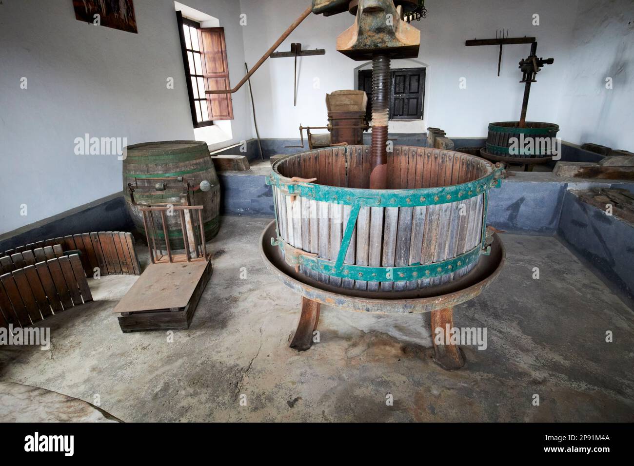 Vieux matériel de fabrication du vin dans les bodegas rubicon dans la région viticole de la geria Lanzarote, îles Canaries, Espagne Banque D'Images