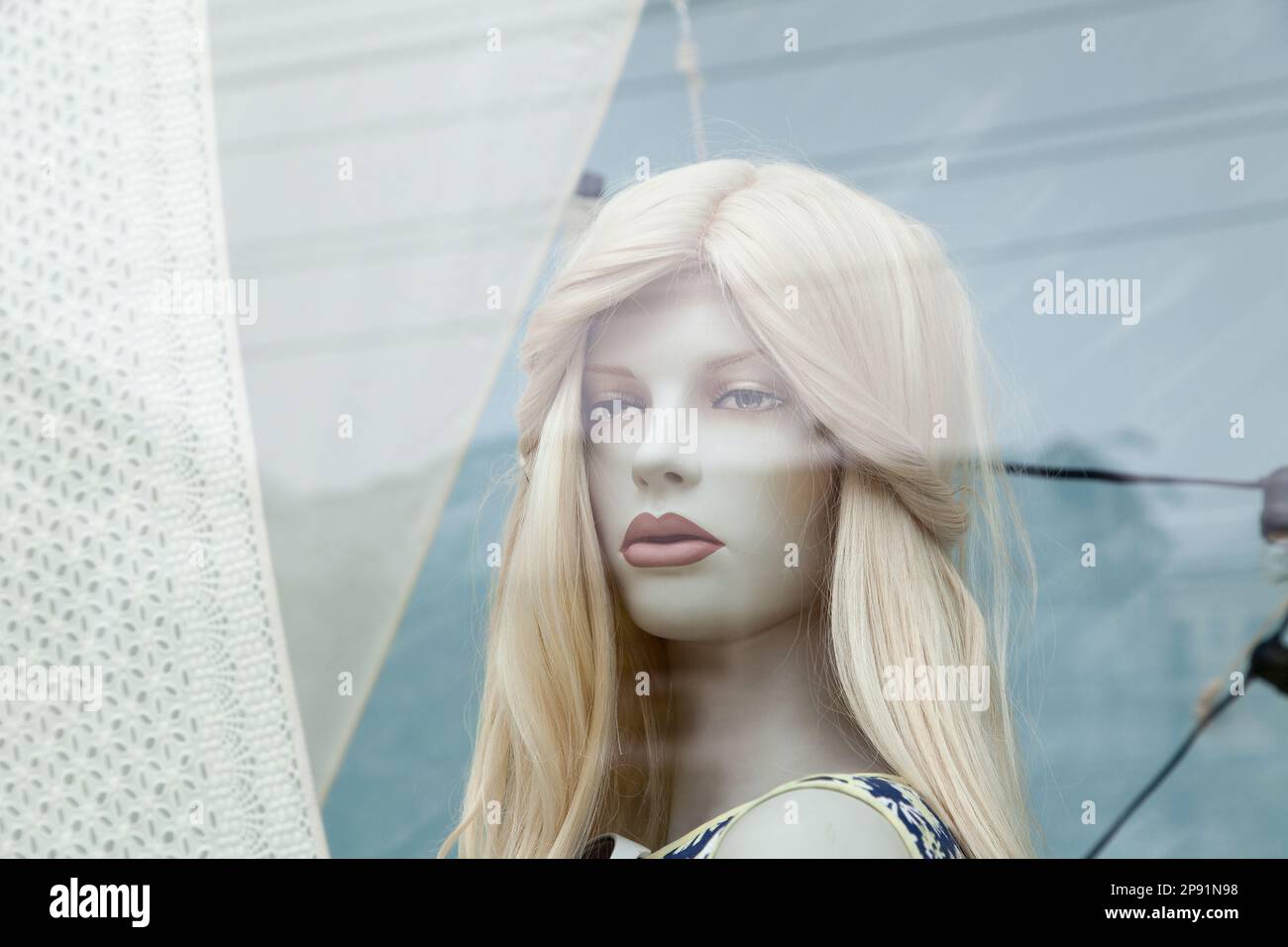 Cute female mannequin réaliste face close-up dans une vitrine. Belle tête de mannequin de race blanche aux cheveux blonds Banque D'Images