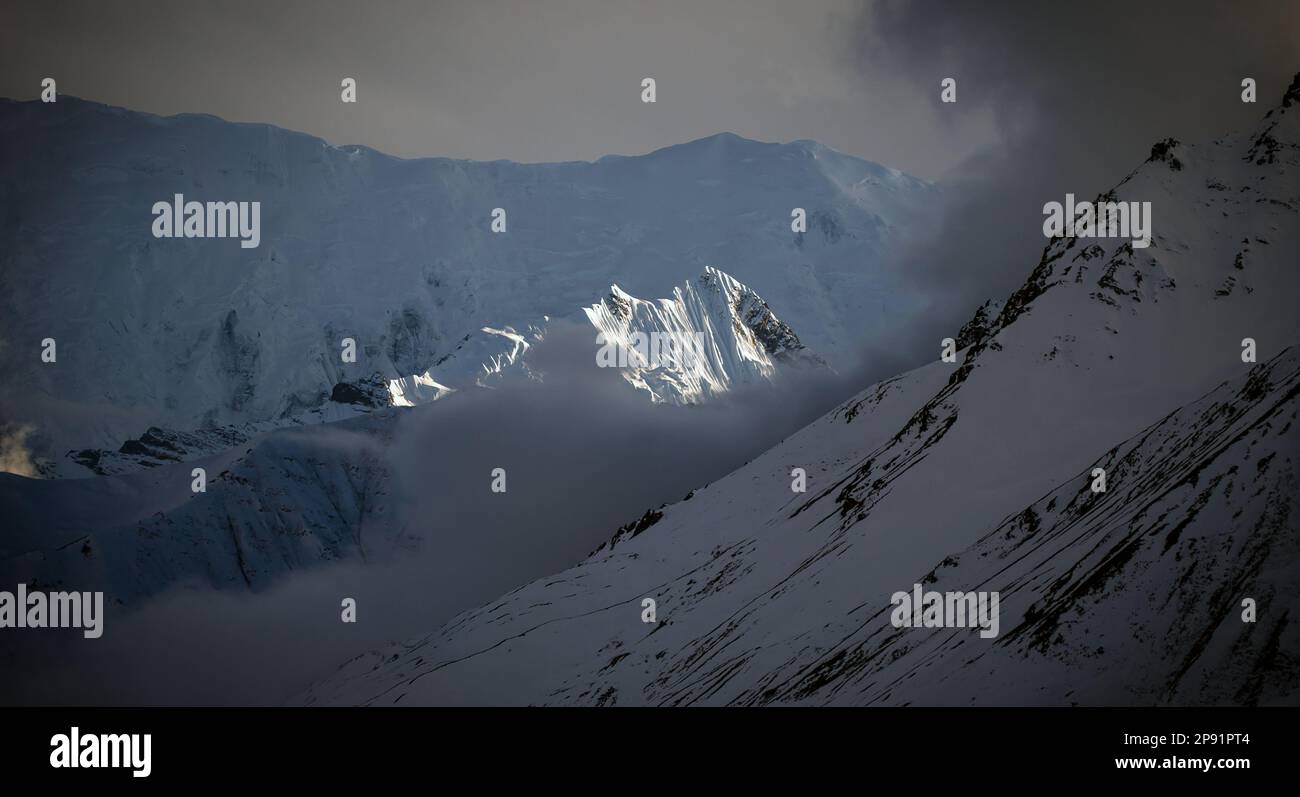 L'ascension du Thorong la Pass sur le circuit Annapurna. Himalaya. Népal. Banque D'Images