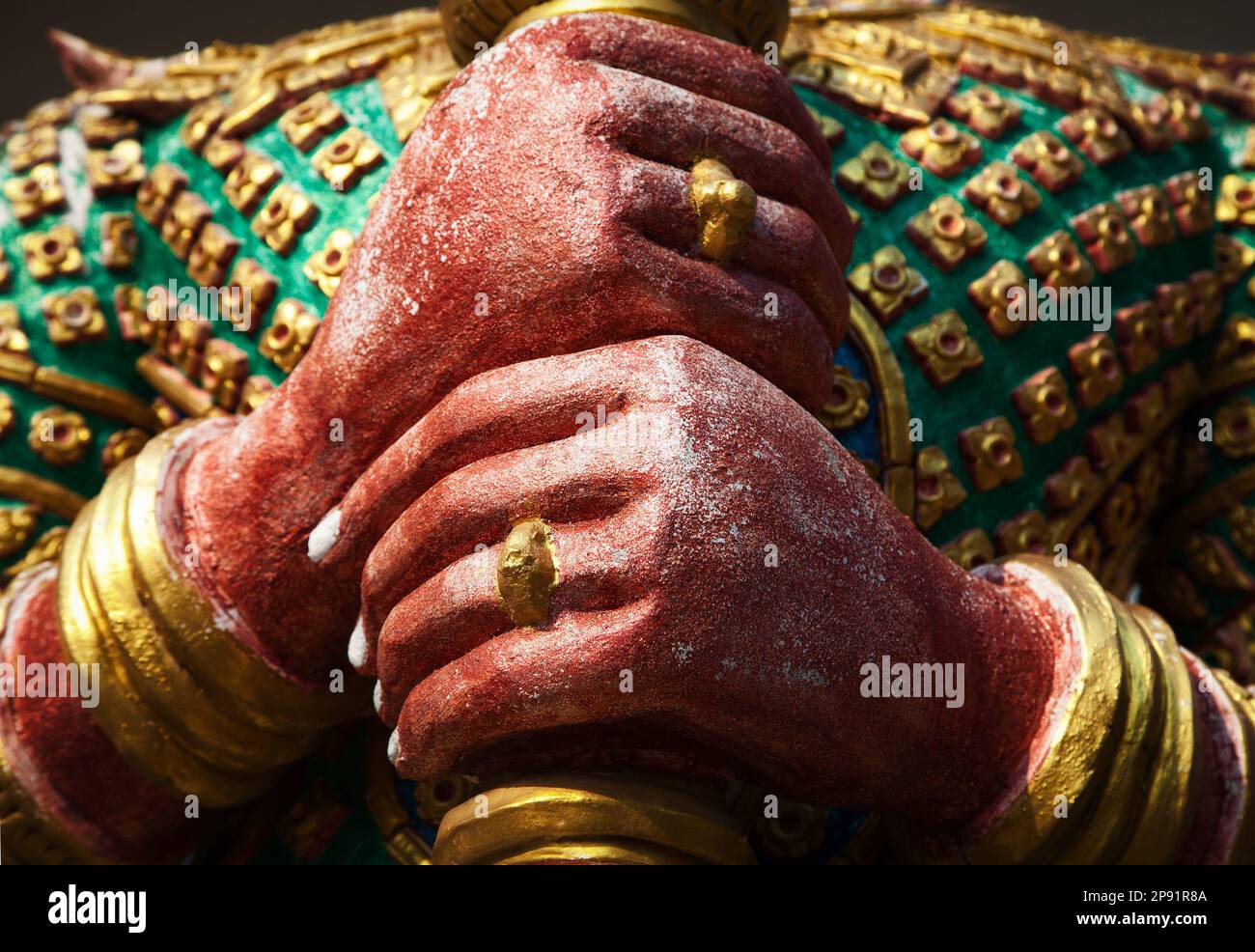 Yak démon gardien mains sculpture close-up dans un temple thaïlandais. Dieu asiatique statue colorée dans un lieu de culte Banque D'Images