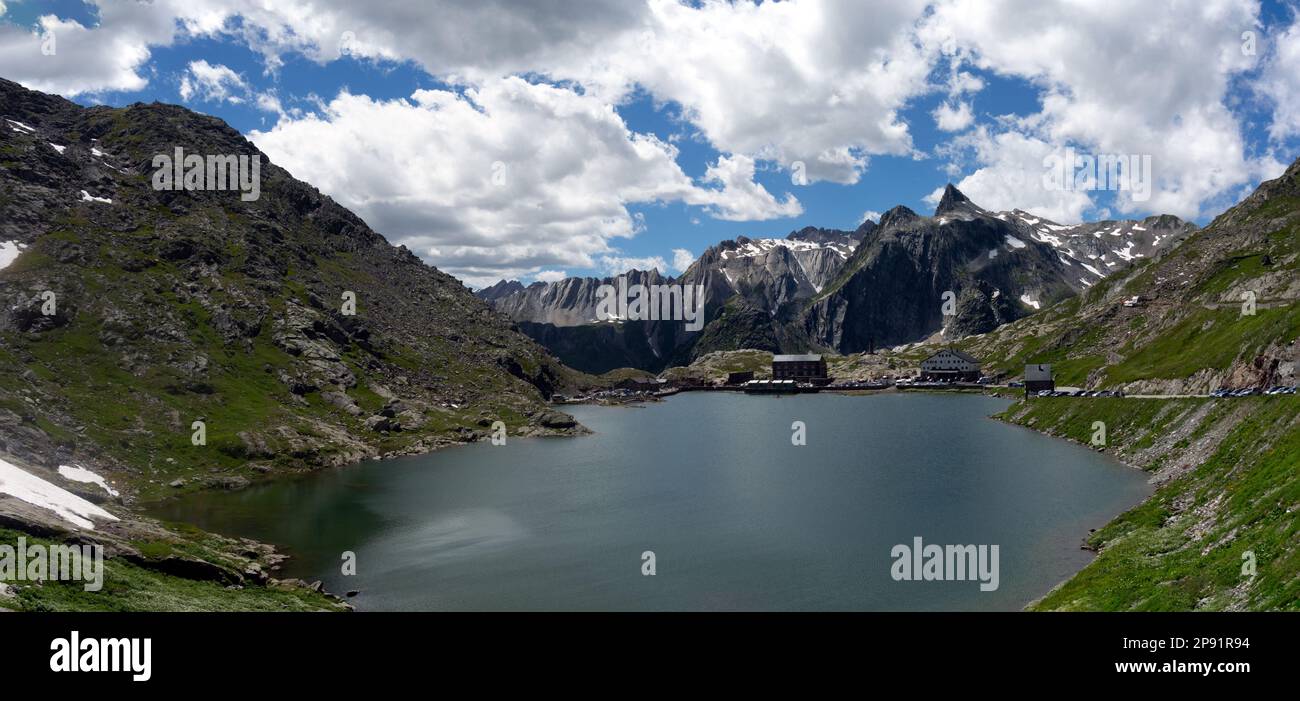 Panorama du lac Gran San Bernardo sur le col de Sain Bernard à la frontière de la Suisse et de l'Italie. Banque D'Images