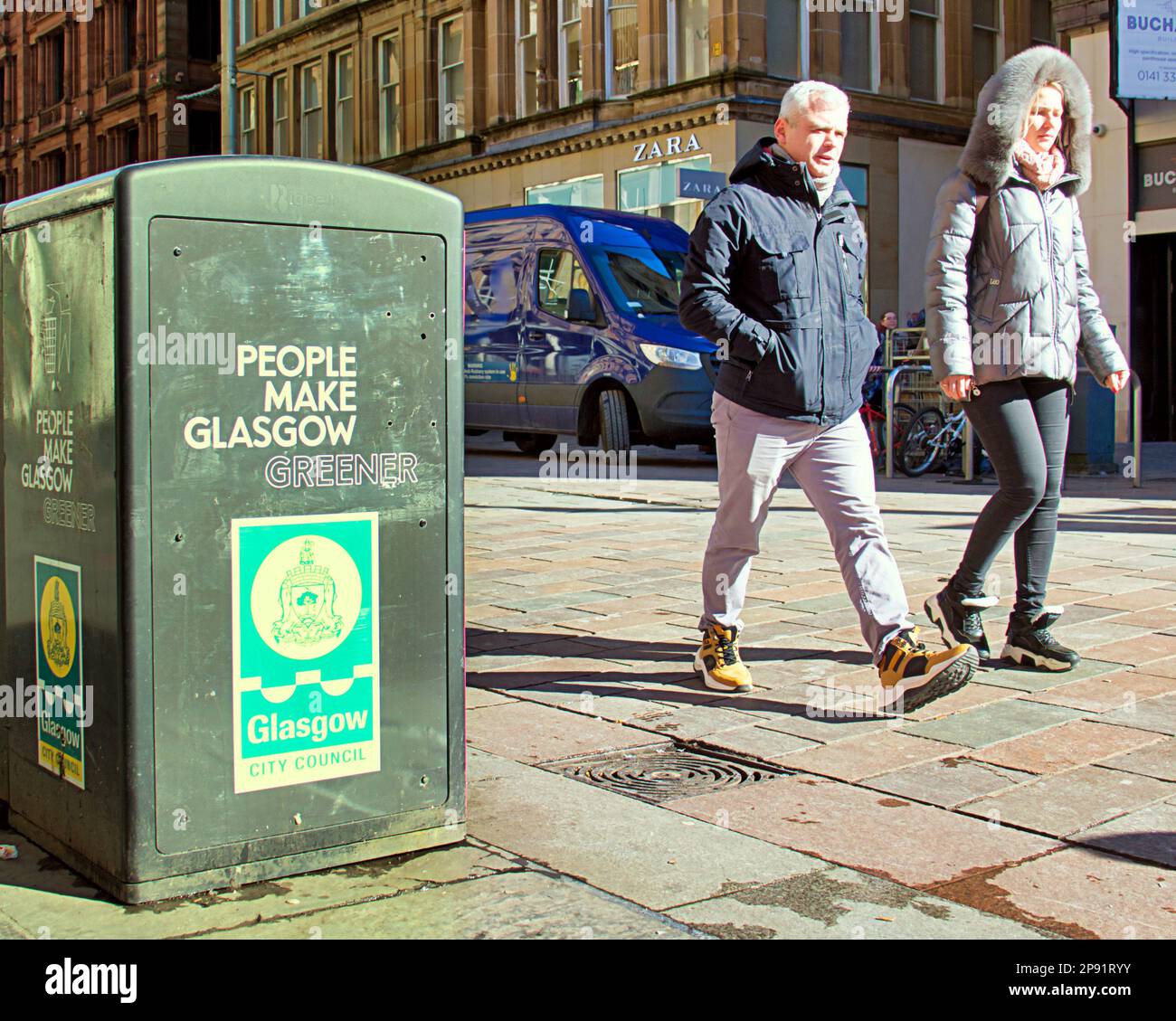 Glasgow, Écosse, Royaume-Uni 10th mars 2023. Météo au Royaume-Uni : la nuit, la neige a vu les habitants marcher dans la neige pendant qu'ils appréciaient le soleil et les basses températures dans buchanan Street sur le style Mile. Crédit Gerard Ferry/Alay Live News Banque D'Images