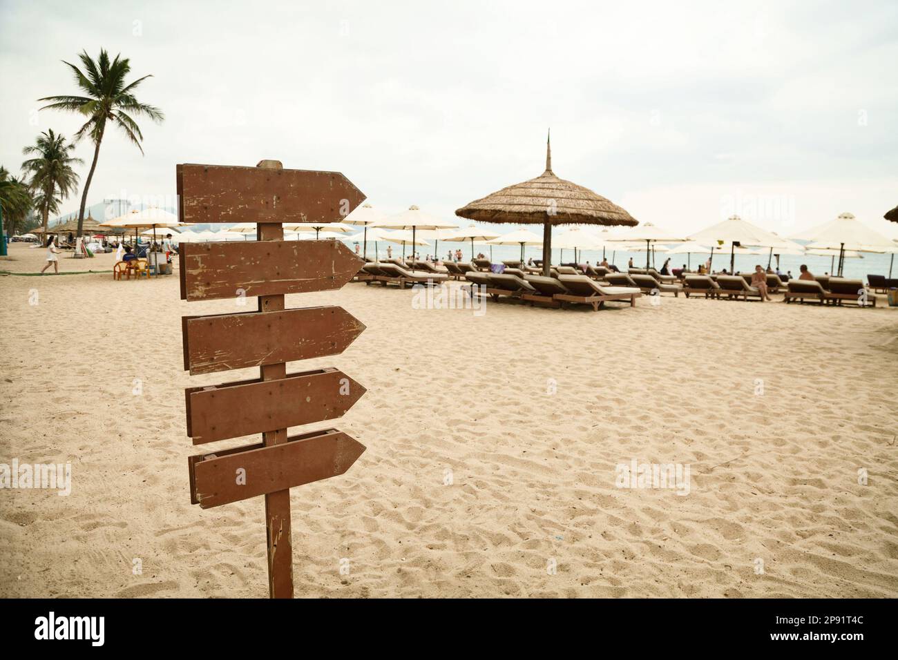 Pointeur en bois poster avec copie espace à la plage. Les flèches blanches sur une balise pointant vers la mer. Panneau indiquant le chemin de la plage equipements Banque D'Images