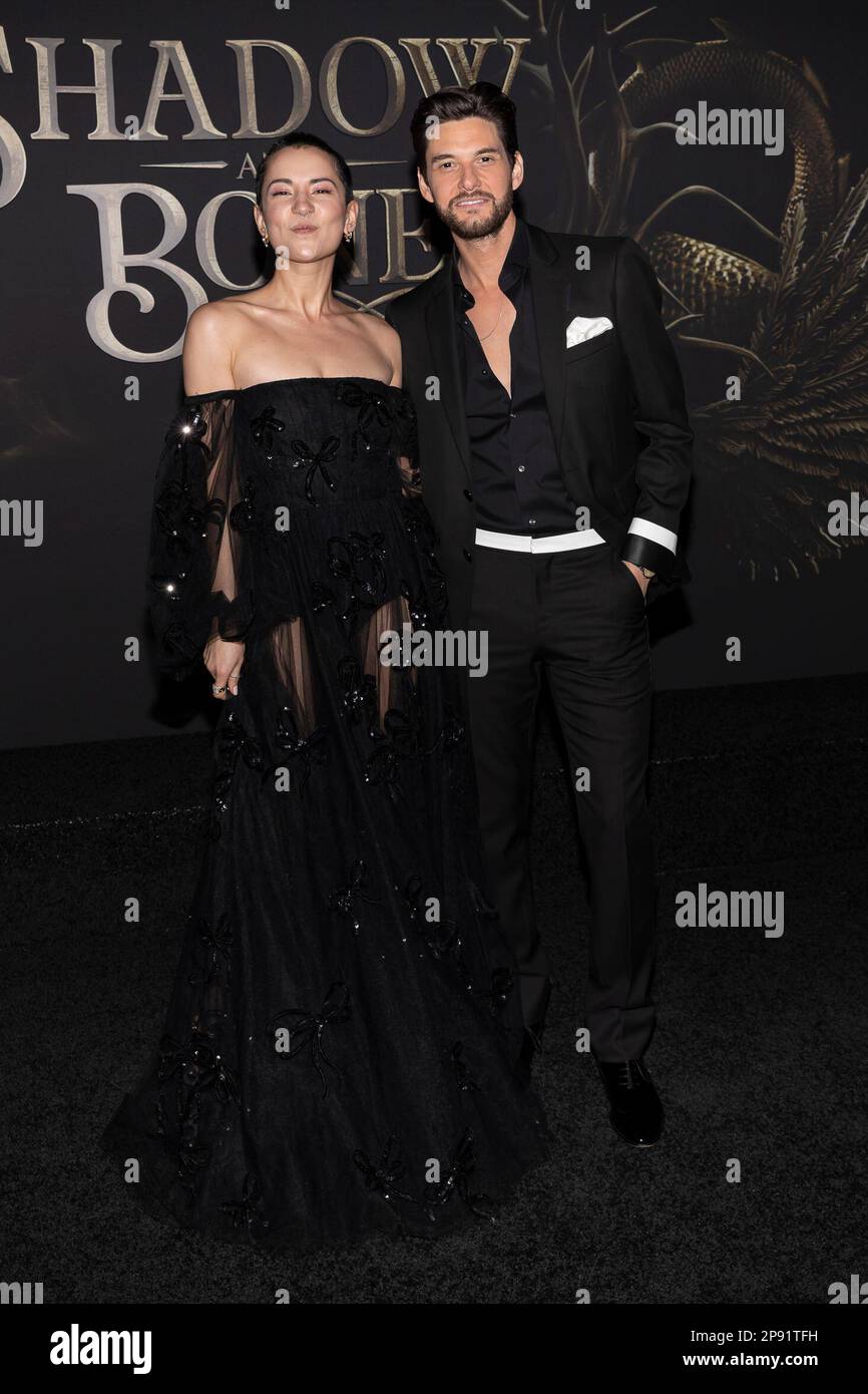 Jessie Mei Li et Ben Barnes assistent aux arrivées de Netflix Shadow and Bone Premiere au Tudum Theatre de Los Angeles, CA sur 9 mars 2023. (Photo de Corine Solberg/Sipa USA) Banque D'Images