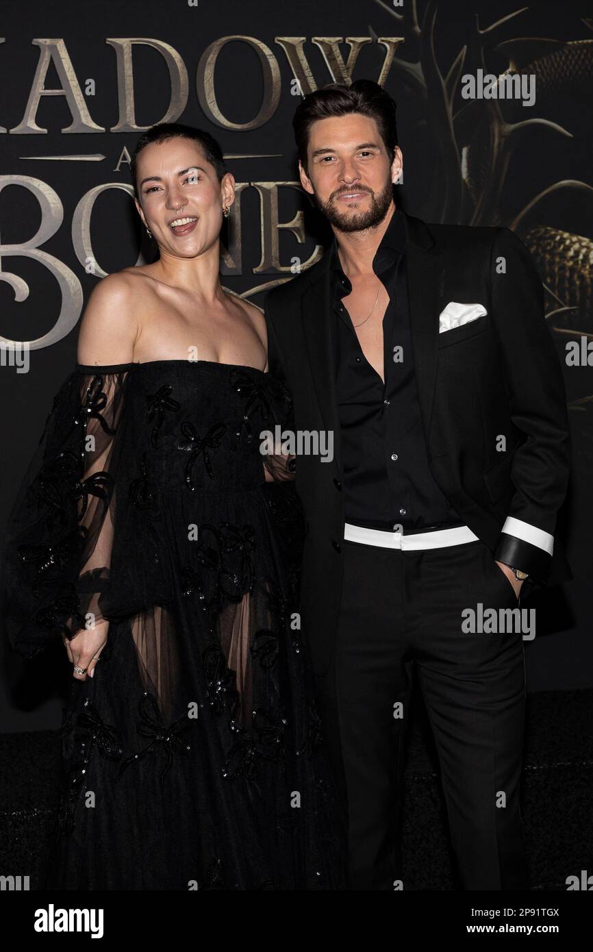 Jessie Mei Li et Ben Barnes assistent aux arrivées de Netflix Shadow and Bone Premiere au Tudum Theatre de Los Angeles, CA sur 9 mars 2023. (Photo de Corine Solberg/Sipa USA) Banque D'Images