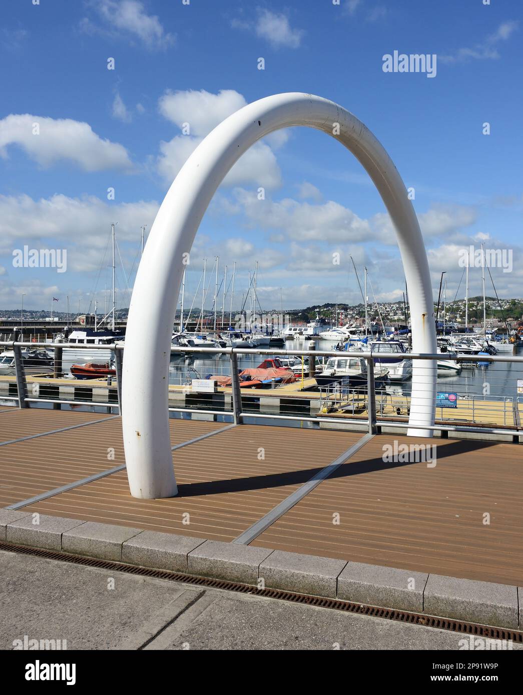 Le Ring sur Beacon Quay, Torquay, une partie du monument commémoratif de Vanishing point. (Voir remarque). Banque D'Images