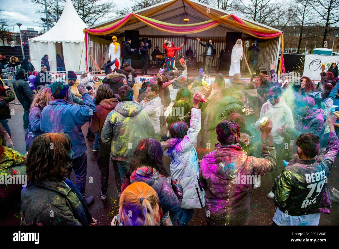 7 mars, la Haye. Des millions de personnes dans le monde célèbrent le festival annuel Holi Hangámá, également connu sous le nom de Festival des couleurs, qui signifie la célébration de l'arrivée du printemps, un nouveau commencement, et le triomphe du divin et du bien. À la Haye, où se trouve la plus grande population indienne d'Europe, une grande fête a eu lieu dans le quartier multiculturel Transvaal, où les participants jettent de la poudre aux couleurs vives sur eux-mêmes et les uns sur les autres. Les couleurs de Holi symbolisent également la force de la société inclusive à la Haye. Banque D'Images