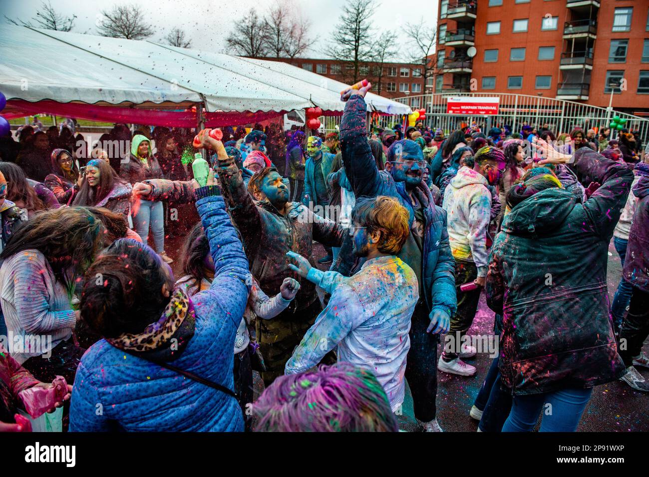 7 mars, la Haye. Des millions de personnes dans le monde célèbrent le festival annuel Holi Hangámá, également connu sous le nom de Festival des couleurs, qui signifie la célébration de l'arrivée du printemps, un nouveau commencement, et le triomphe du divin et du bien. À la Haye, où se trouve la plus grande population indienne d'Europe, une grande fête a eu lieu dans le quartier multiculturel Transvaal, où les participants jettent de la poudre aux couleurs vives sur eux-mêmes et les uns sur les autres. Les couleurs de Holi symbolisent également la force de la société inclusive à la Haye. Banque D'Images